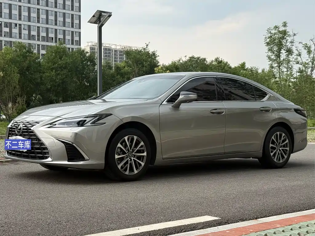 Lexus ES 2025 — фото 1