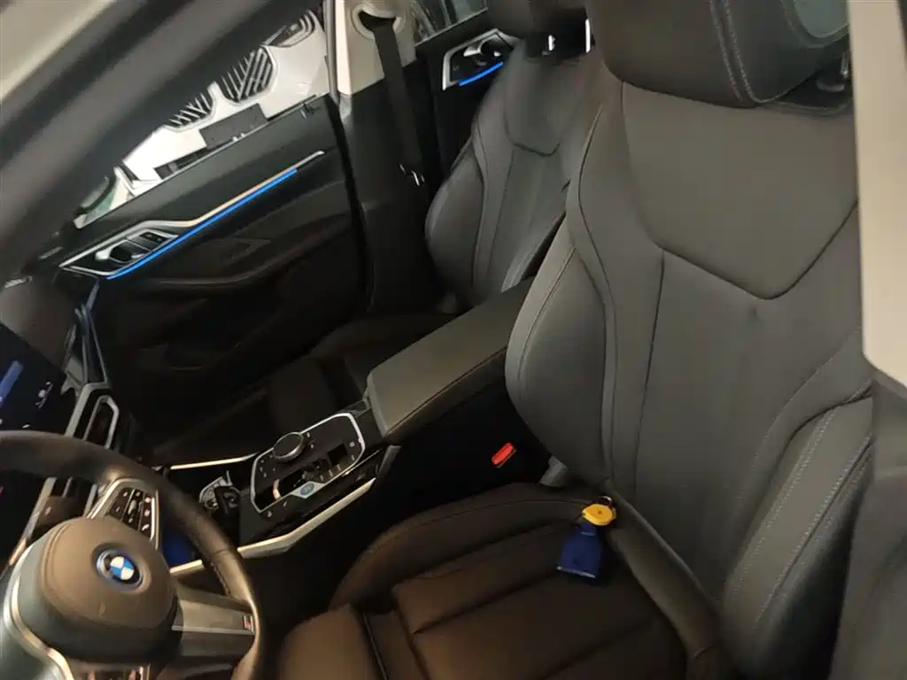 BMW i4 2025 — фото 21