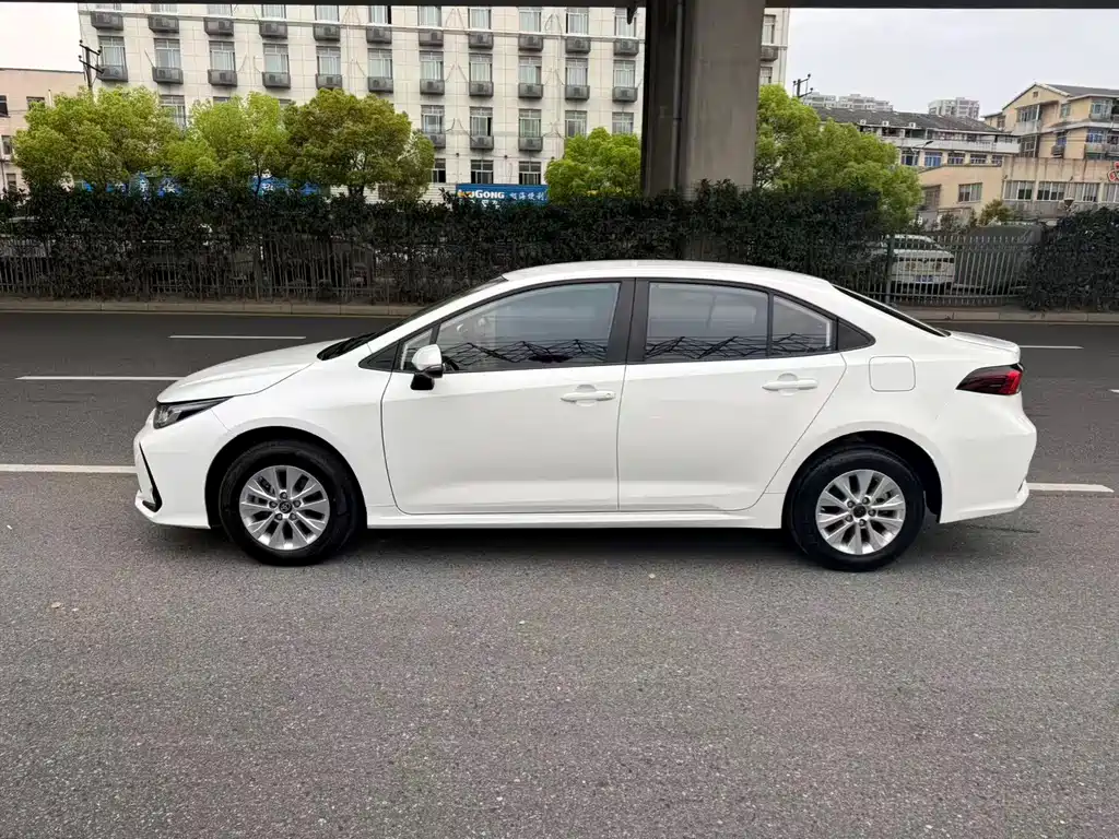 Toyota Corolla 2023 — фото 3