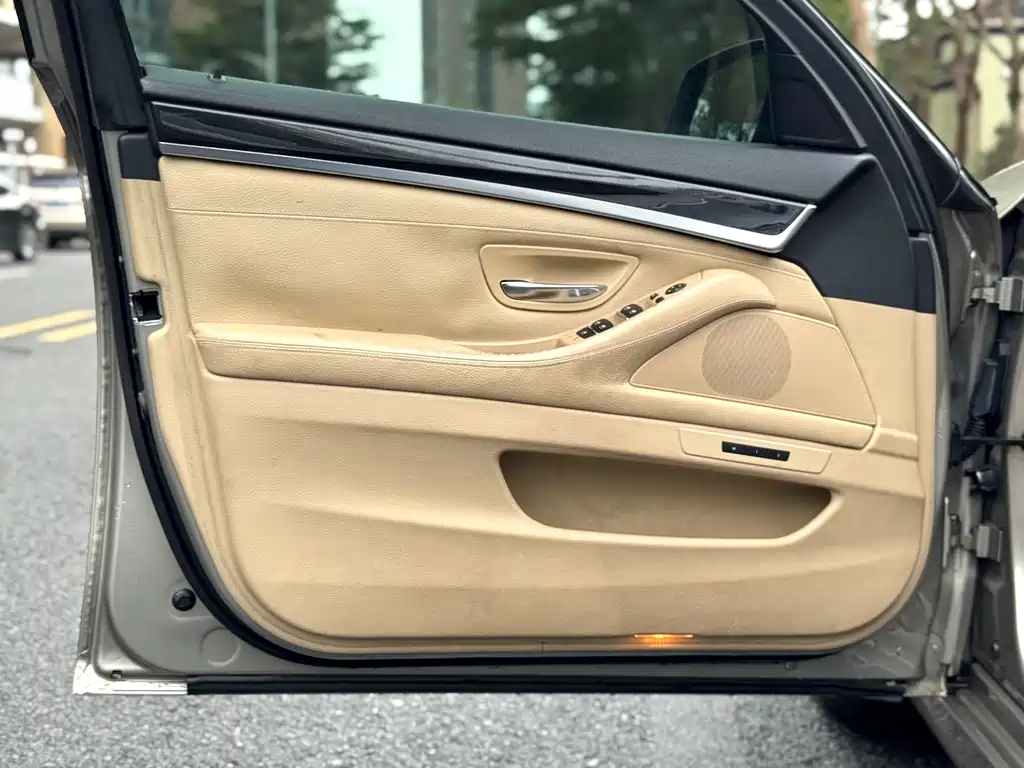 BMW 5 Series 2011 — фото 14