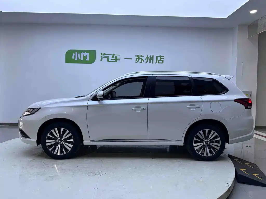 Mitsubishi Outlander 2023 — фото 8