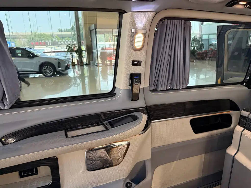 Mercedes-Benz V-Class 2019 — фото 14