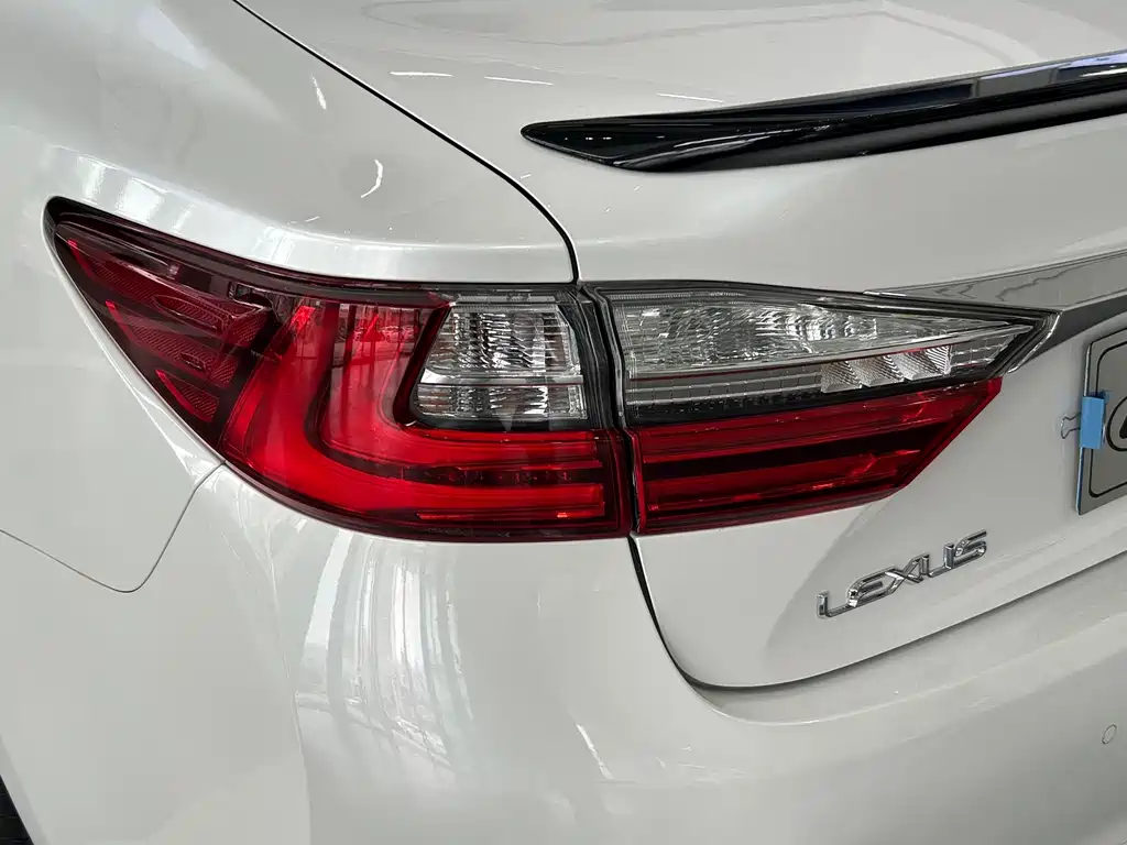 Lexus ES 2018 — фото 21