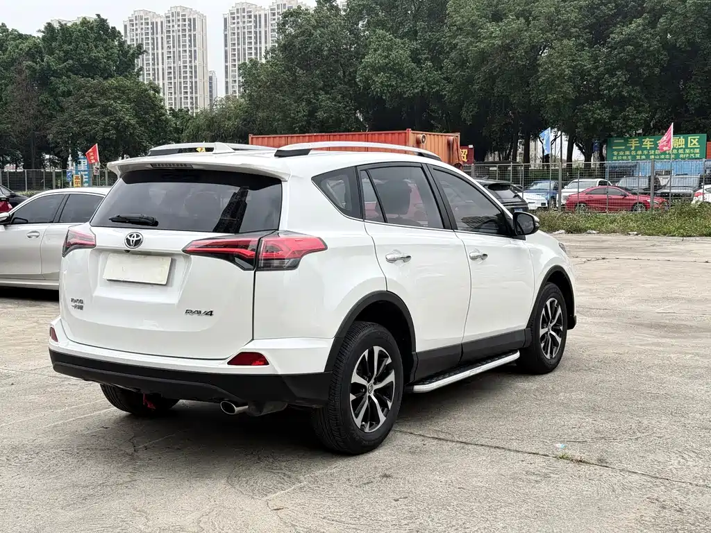 Toyota RAV4 2019 — фото 9