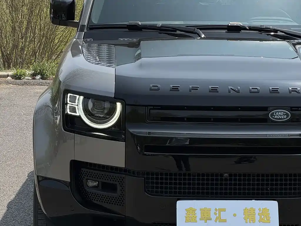 Land Rover Defender 2024