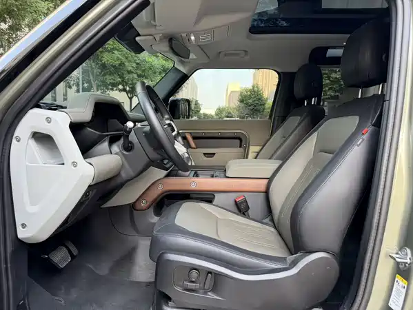 Land Rover Defender 2021