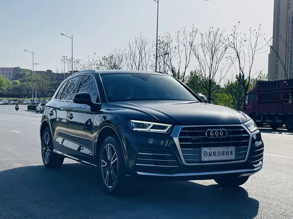 Audi Q5L 2020 — фото 1