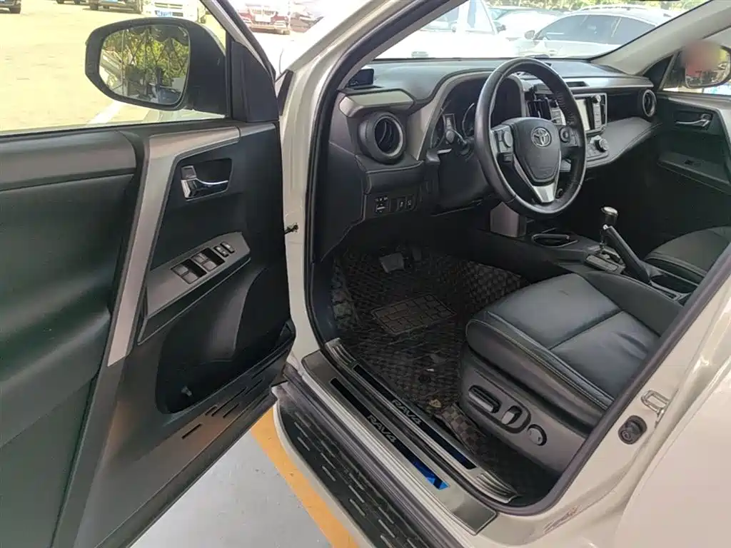 Toyota RAV4 2017 — фото 16