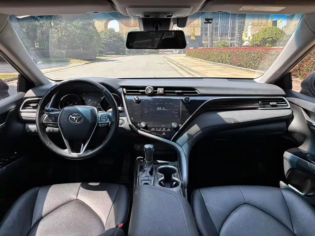 Toyota Camry 2020 — фото 8