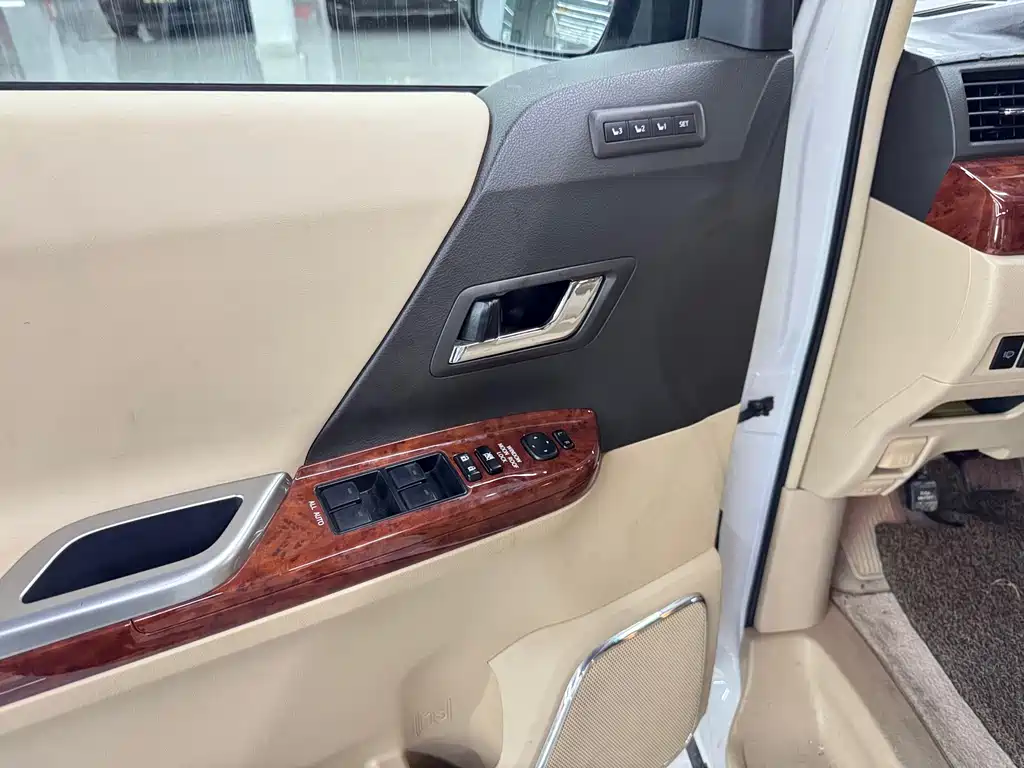 Toyota Alphard 2011 — фото 16