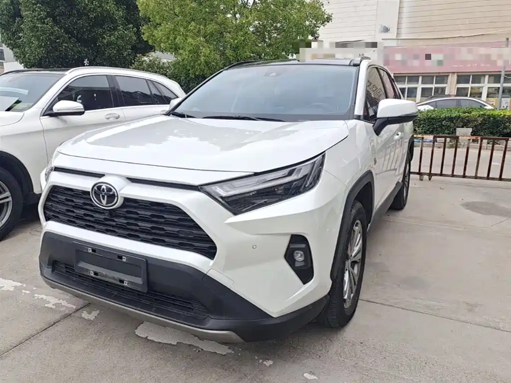 Toyota RAV4 2023 — фото 1
