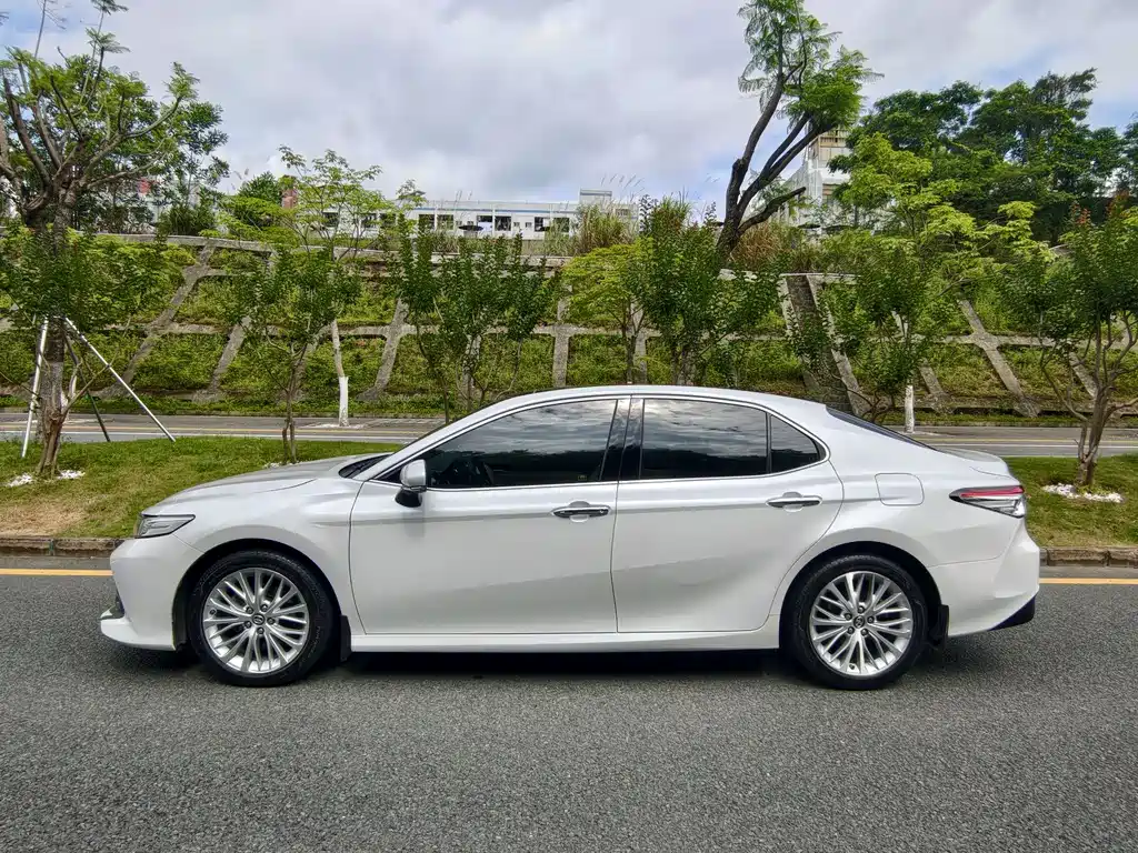 Toyota Camry 2019 — фото 5