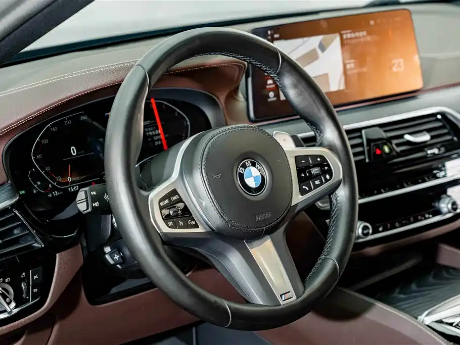 BMW 5 Series 2022 — фото 10