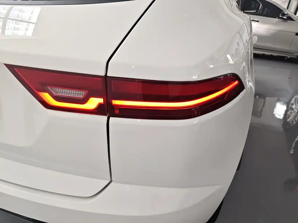 Jaguar E-PACE 2018 — фото 24