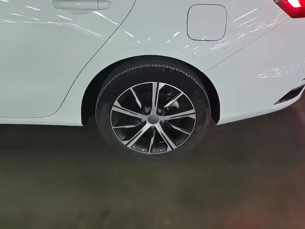 Geely Emgrand 2022