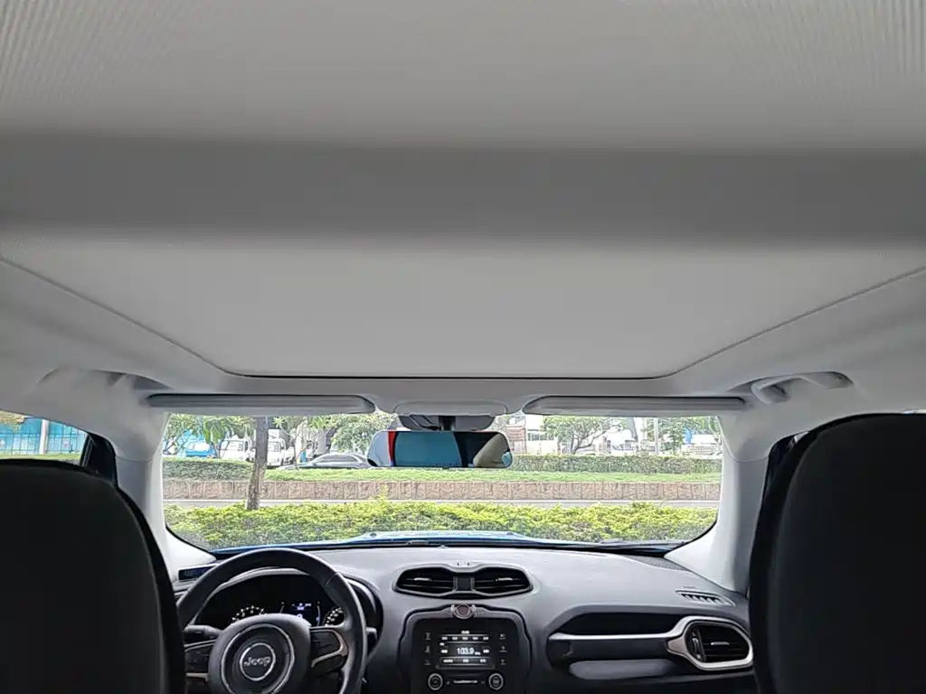 Jeep Renegade 2017 — фото 18