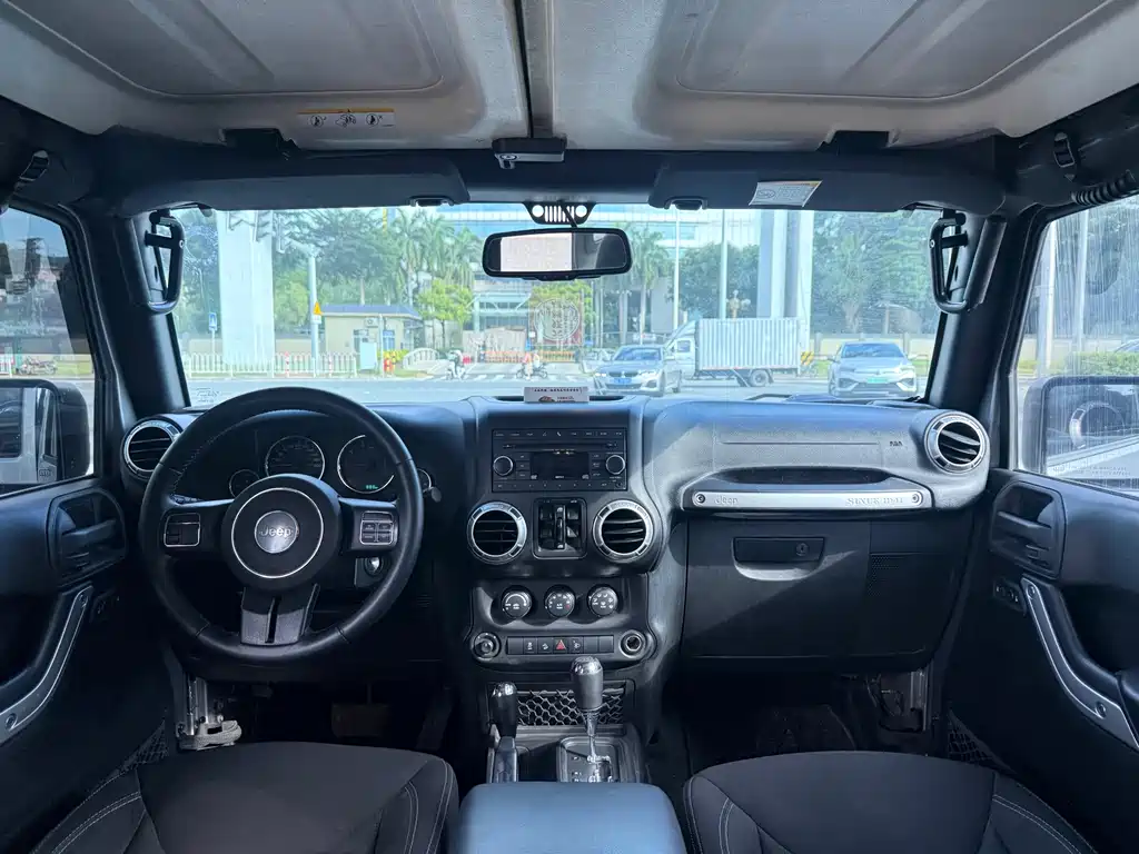 Jeep Wrangler 2016 — фото 10