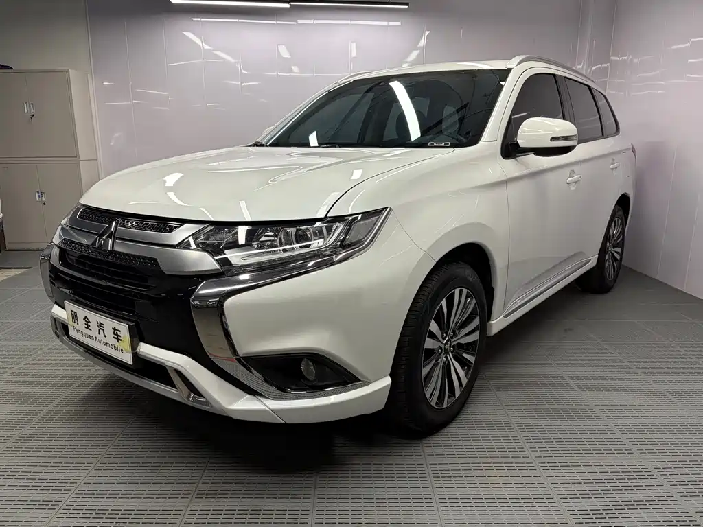 Mitsubishi Outlander 2023 — фото 1