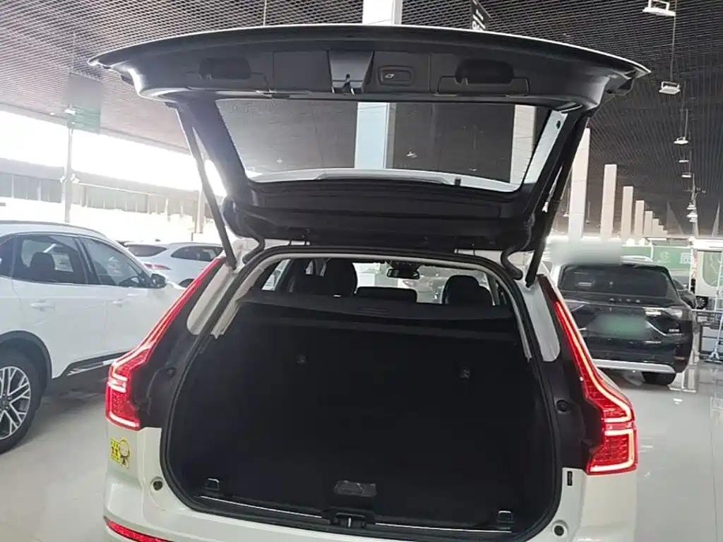 Volvo XC60 2022 — фото 19