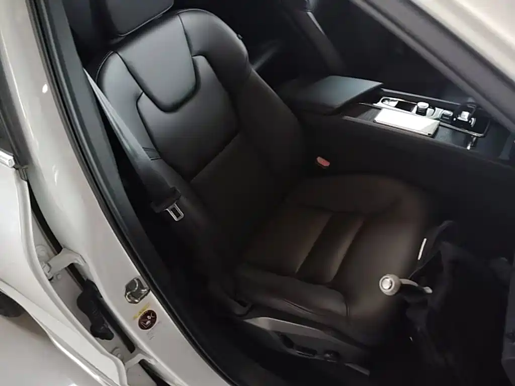 Volvo XC60 2022 — фото 25