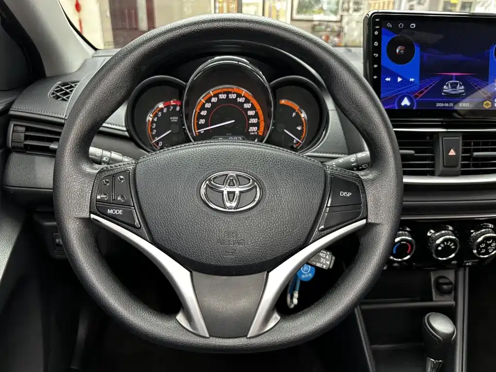 Toyota Yaris L 2022 — фото 12