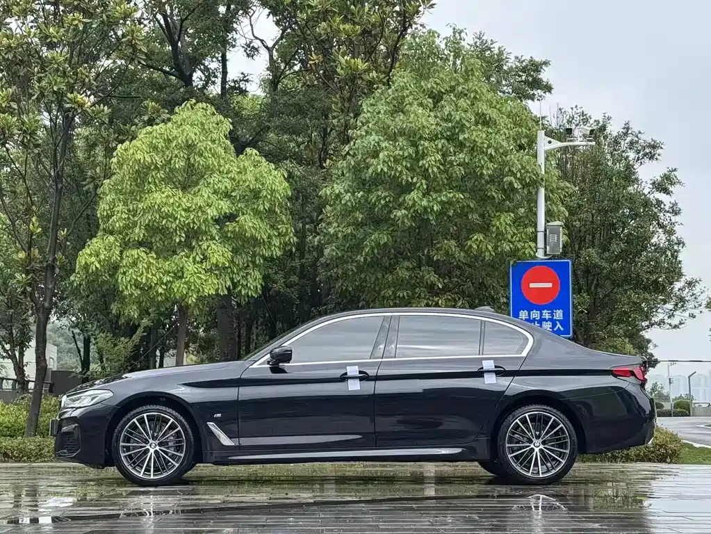 BMW 5 Series 2021 — фото 10