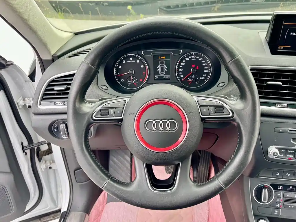 Audi Q3 2016 — фото 11