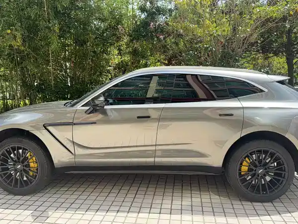 Aston Martin DBX 2022