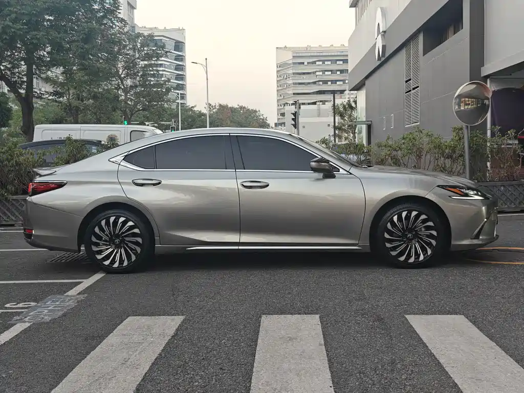 Lexus ES 2023 — фото 4