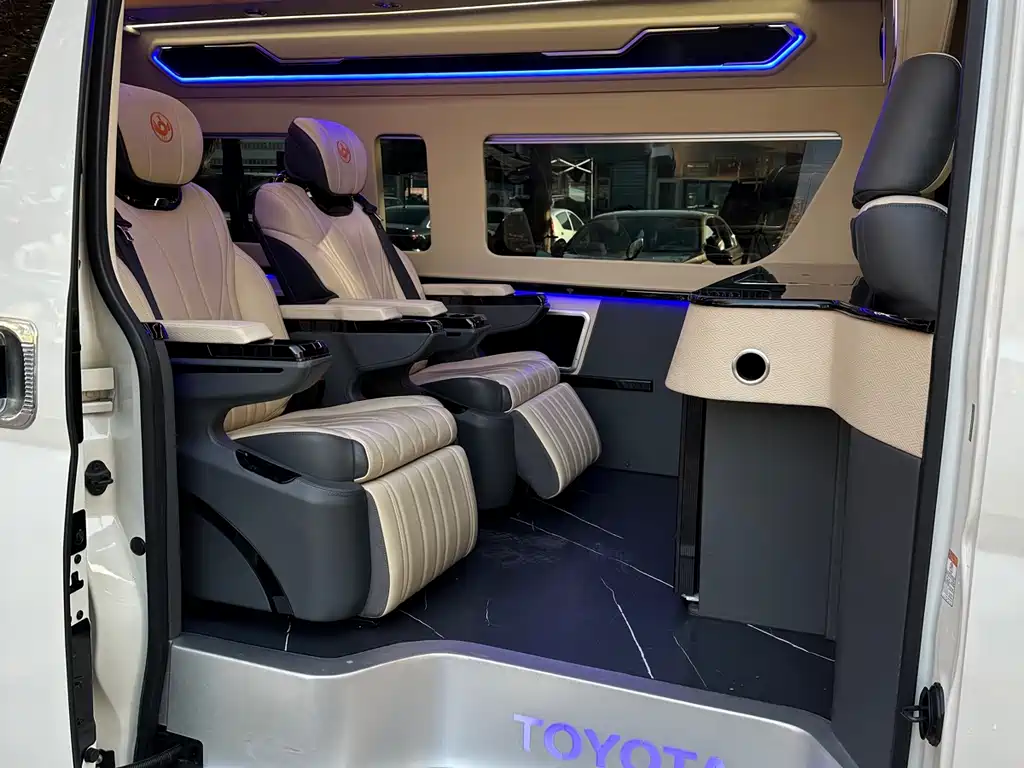 Toyota Hiace 2023 — фото 14