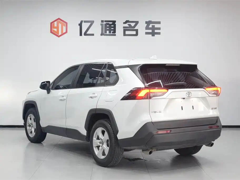 Toyota RAV4 2022 — фото 17