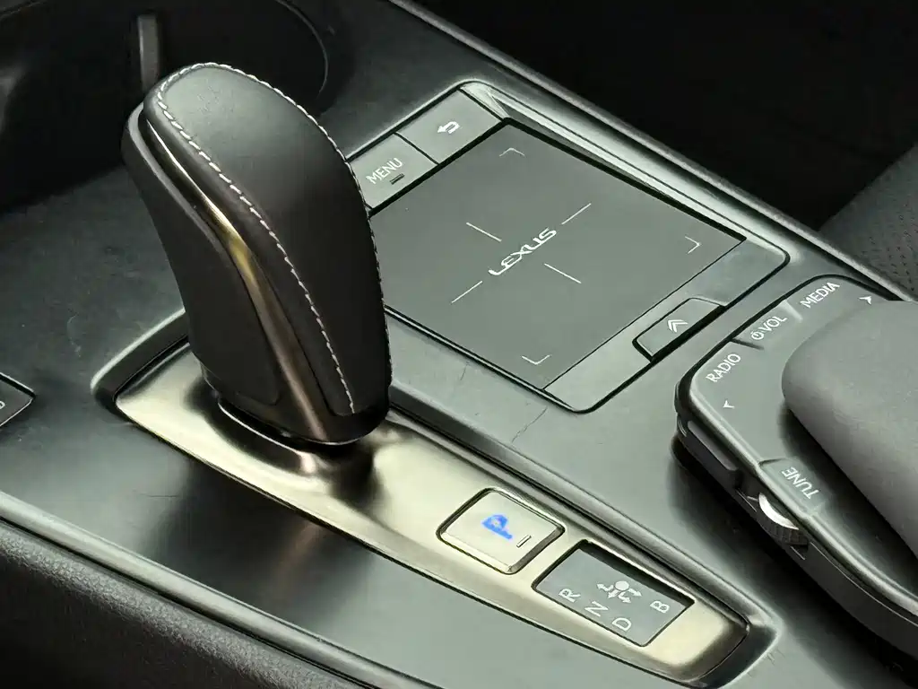 Lexus UX New Energy 2020 — фото 13