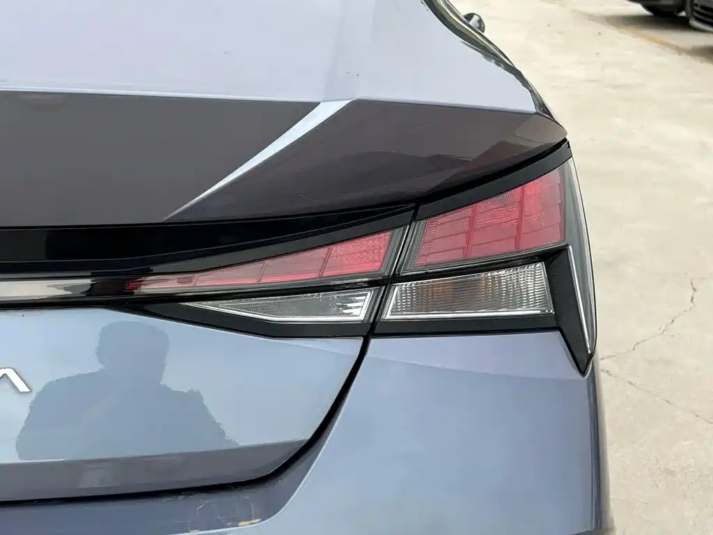 Hyundai Elantra 2023 — фото 8