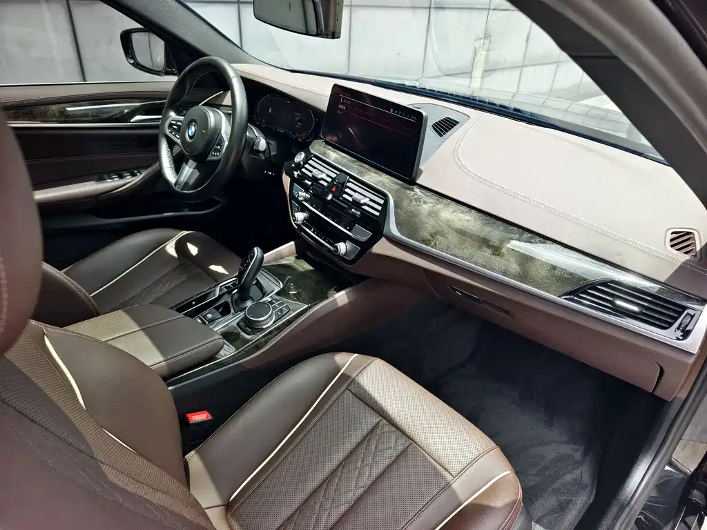 BMW 5 Series 2021 — фото 15