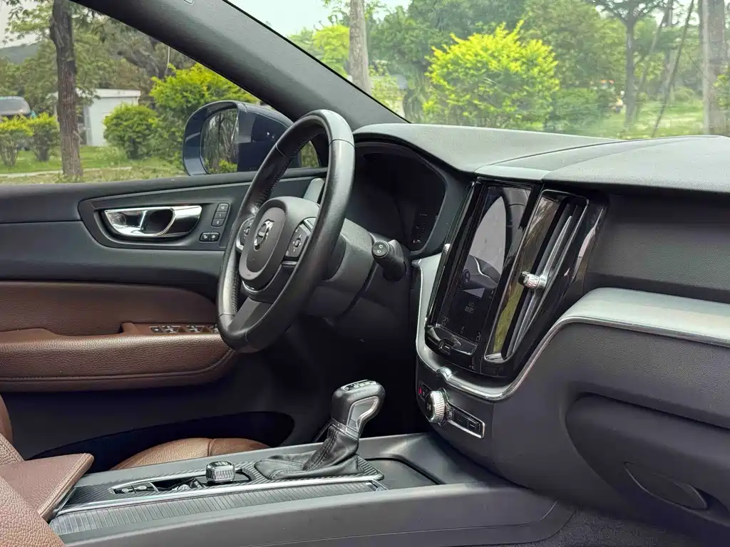 Volvo XC60 2020 — фото 14