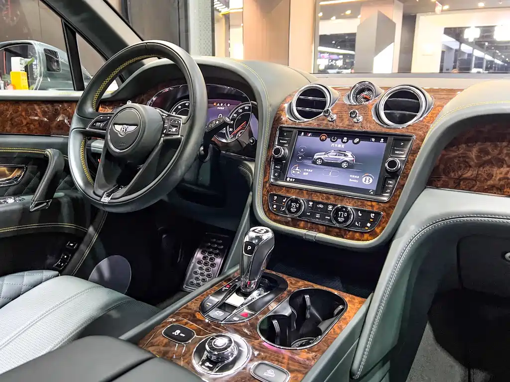 Bentley Bentayga 2018 — фото 17