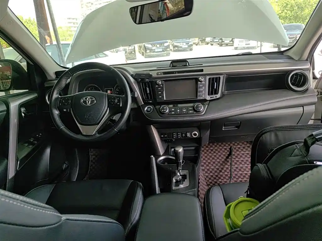 Toyota RAV4 2017 — фото 10