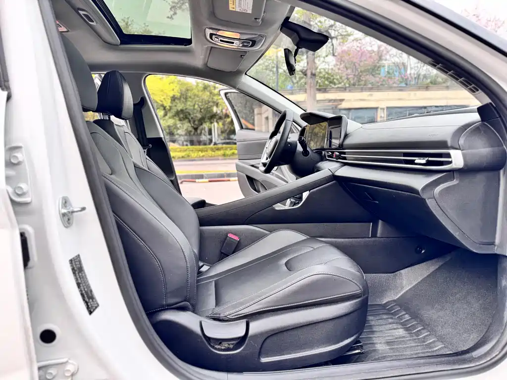 Hyundai Elantra 2023 — фото 16