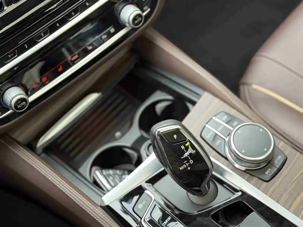 BMW 5 Series 2018 — фото 8