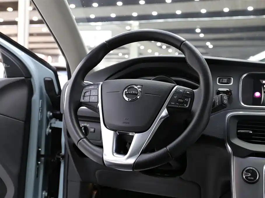 Volvo V40 2017 — фото 11