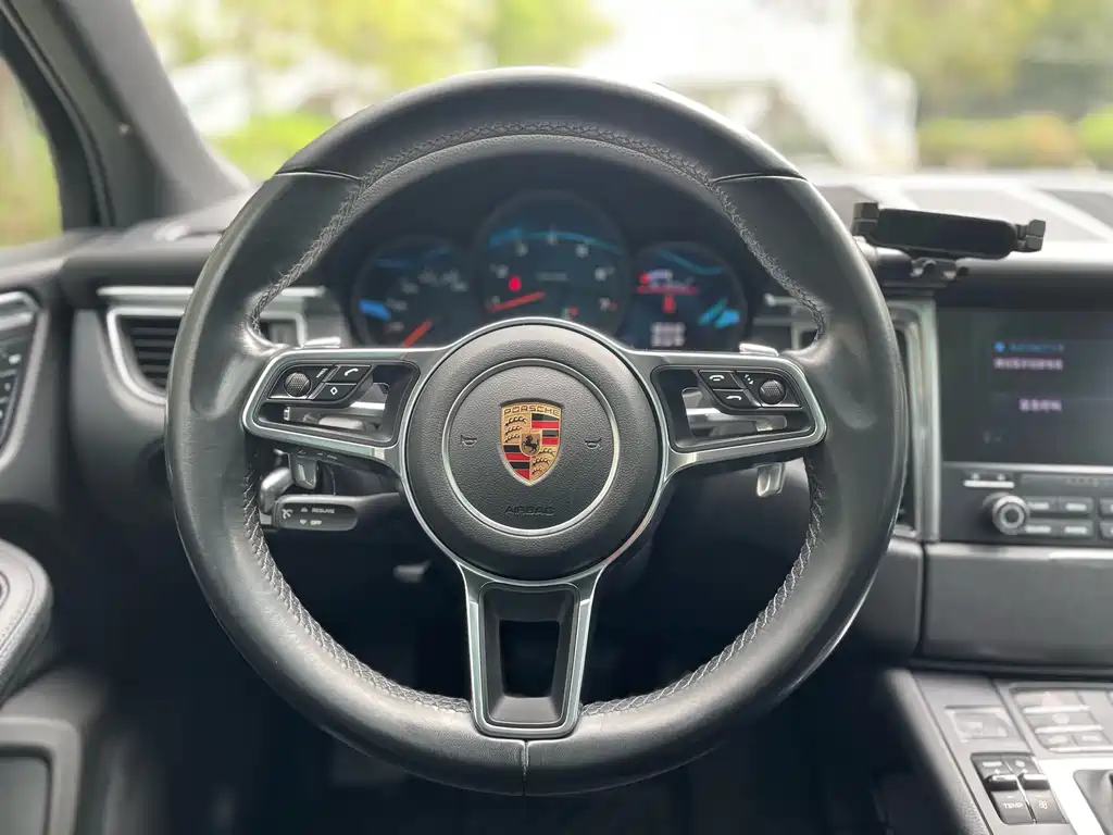 Porsche Macan 2017 — фото 14