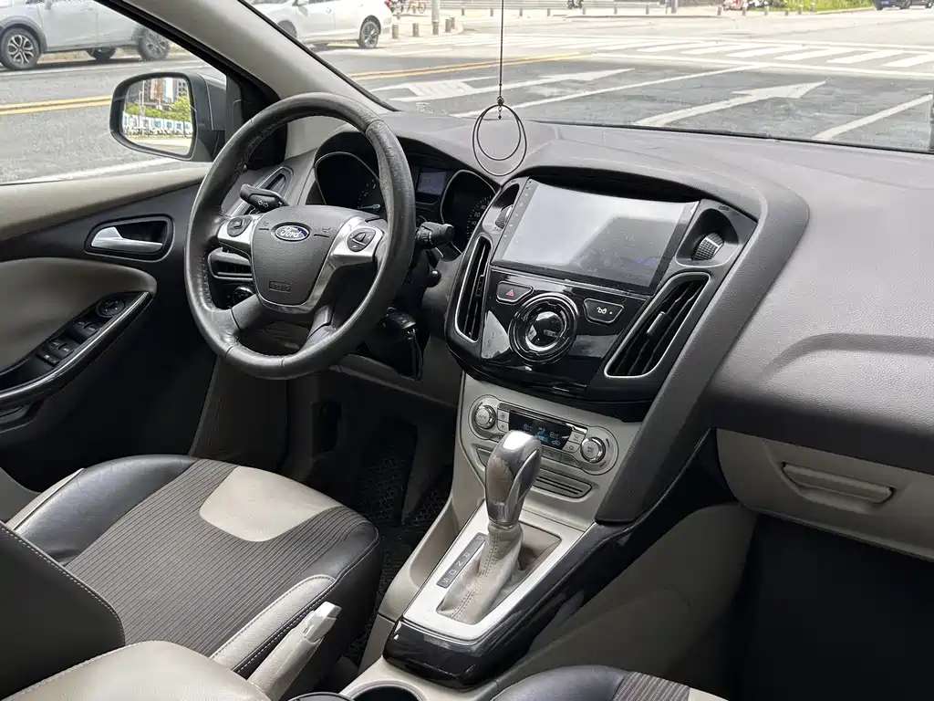 Ford Focus 2014 — фото 12