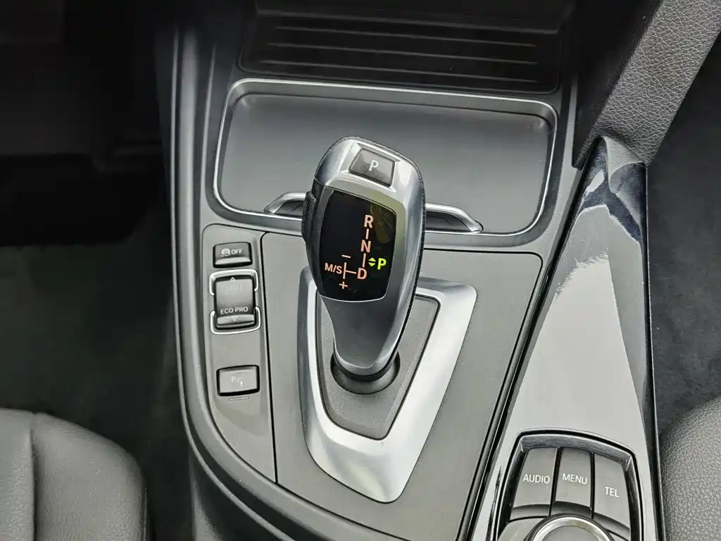 BMW 3 Series 2017 — фото 13