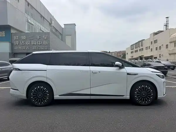 XPeng X9 2025