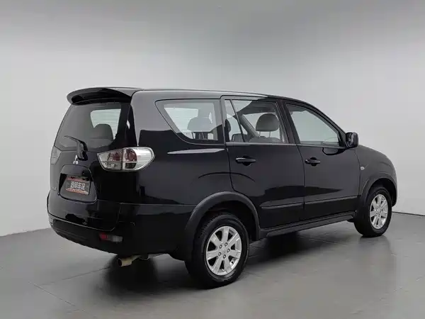 Mitsubishi Junge 2014