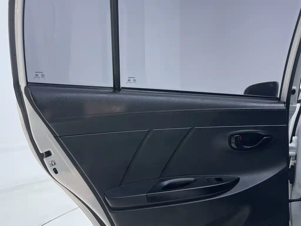 Toyota Yaris L 2023 — фото 18