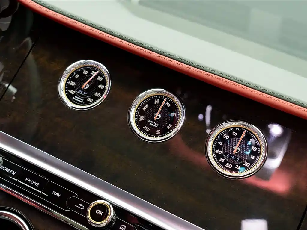 Bentley Continental 2024 — фото 17