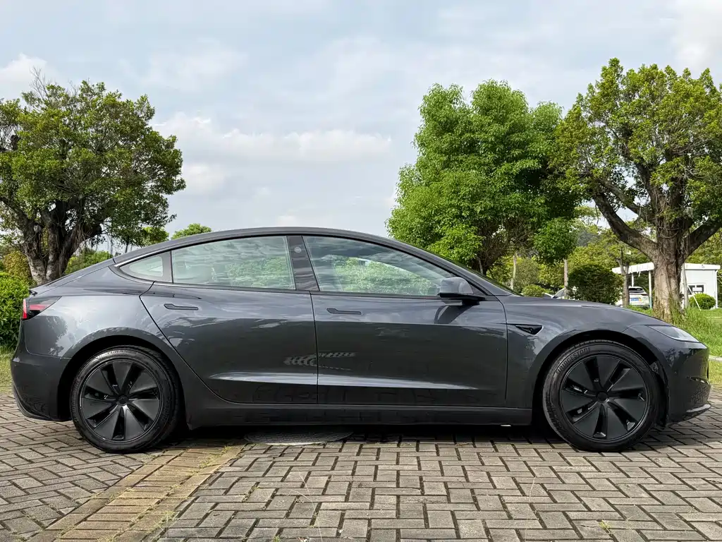 Tesla Model 3 2025 — фото 19