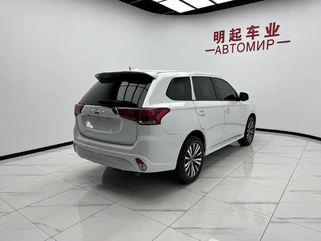 Mitsubishi Outlander 2023 — фото 9