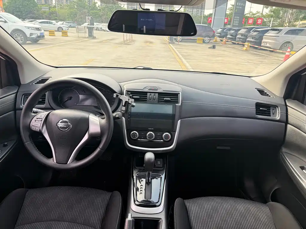 Nissan Tiida 2017 — фото 11
